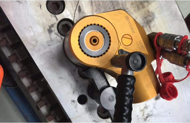 Square drive hydraulic torque wrench