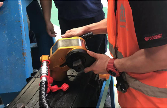 Square drive hydraulic torque wrench