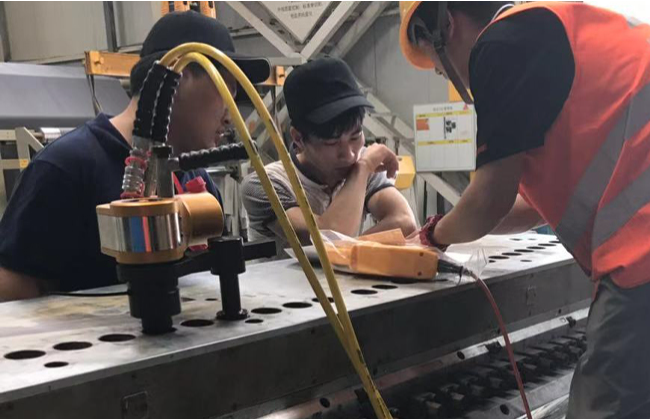 Square drive hydraulic torque wrench